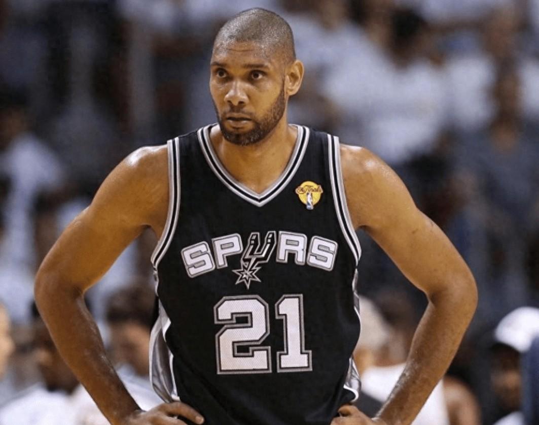 纽约洋基队队长瑟曼·蒙森不幸因飞机失事逝世，纽约陷入举国哀悼