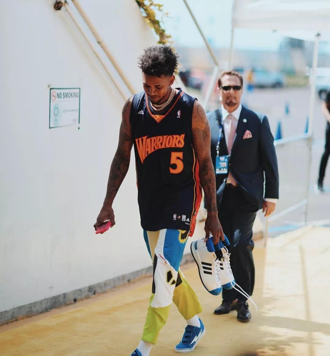 一位重病球迷被邀请看阿贾克斯的比赛，但因病情恶化未能实现